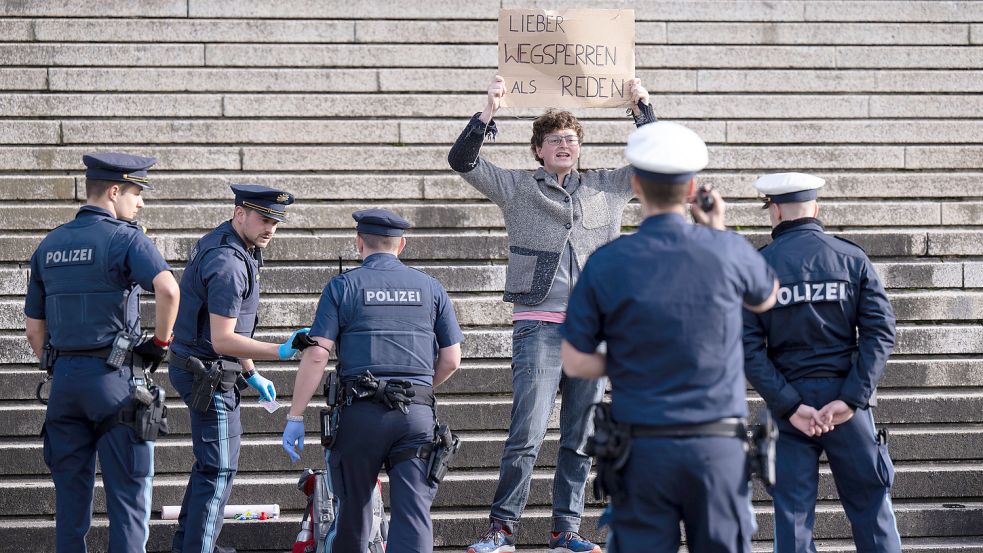 Klimaaktivisten der Protestgruppe „Letzte Generation“ demonstrieren am Montag vor der bayerischen Staatskanzlei in München und halten ein Schild mit der Aufschrift „Lieber wegsperren als reden“ in den Händen. Foto: Hoppe/DPA