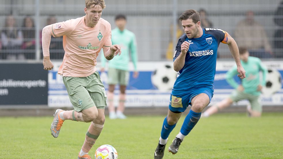 Lasse Rosenboom (links) siegte mit Werder II 4:2 bei Kickers Emden. Foto: Doden/Emden