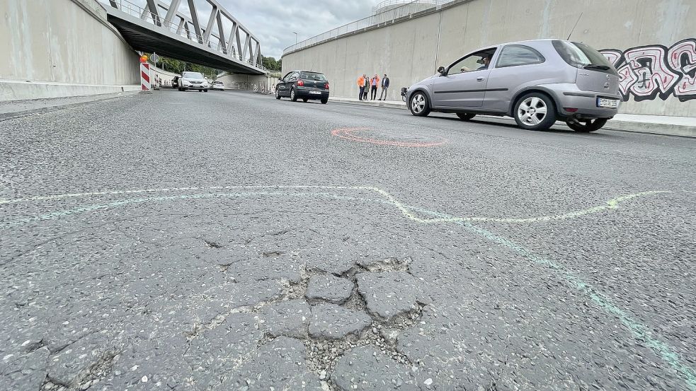 Dieses Bild entstand im Juli: Mit Farbe waren die mehr als 50 Schadstellen in der gerade asphaltierten Fahrbahn markiert worden. Foto: Päschel/Archiv