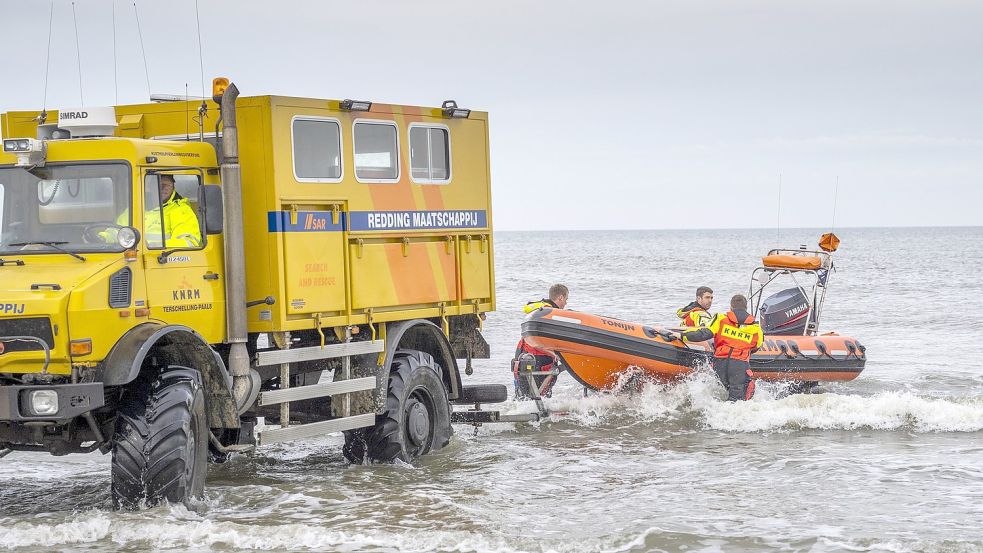 Ein Boot der Seenotrettungsorganisation KNRM wird auf Terschelling zu Wasser gelassen. Seit mehr als zwei Wochen suchen Helfer nach Vermissten. Einer wurde nun gefunden. Foto: Postma/ANP/Imago Images