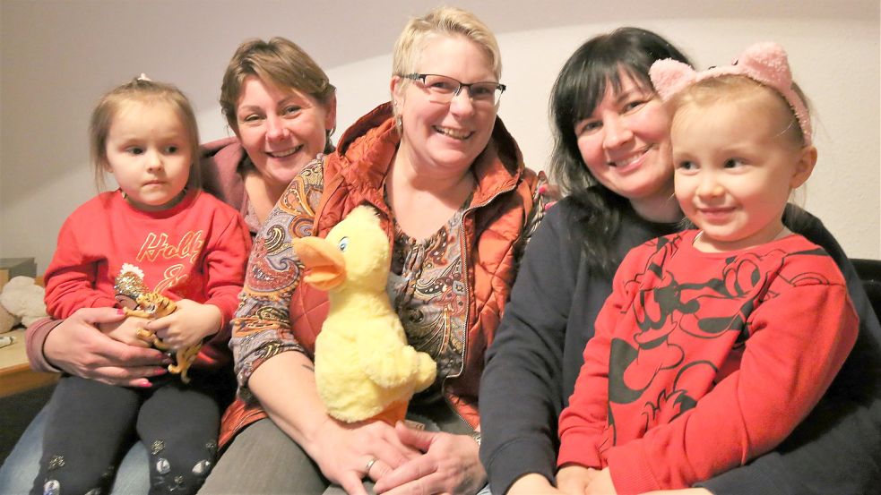 Nadia Shylo (hinten, von links), Marianne Gronewold und Iryna Vorkova mit ihren Kindern Anna und Anastasia (links). Foto: Böning
