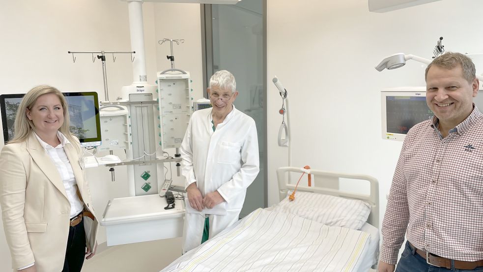 Nach zwei Jahren Bauzeit konnten Sarah Sebeke, Dr. Dietrich Keller und Tobias Fiedelak die Intensivstation des Borromäus-Hospitals eröffnen. Foto: Nording