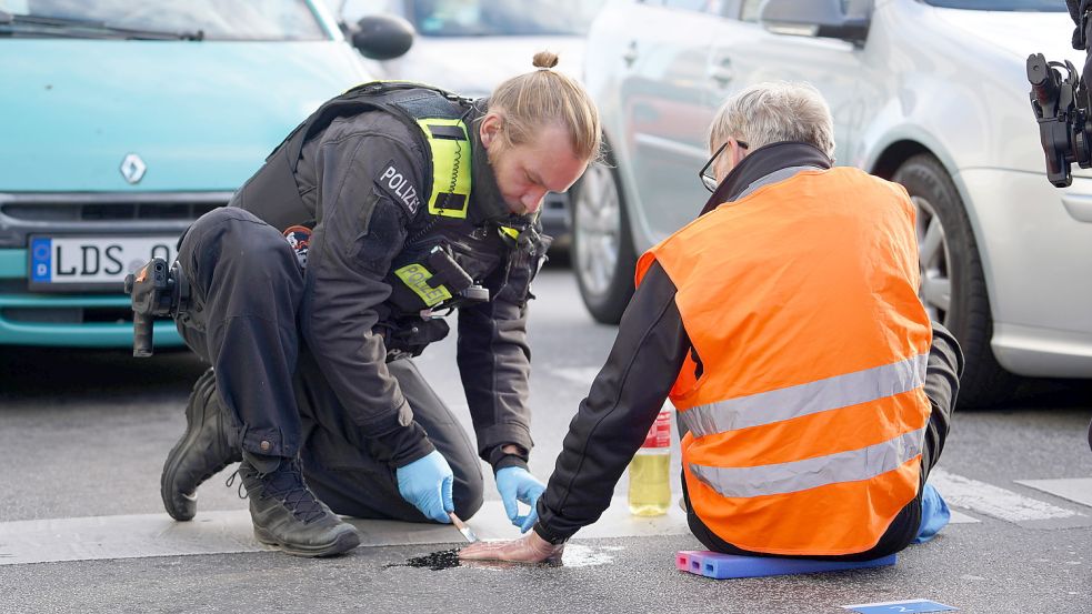 Aktivisten kleben sich auf die Fahrbahn, um auf die Klimakrise aufmerksam zu machen. Ist das ein angemessenes Mittel? Foto: imago images/Die Videomanufaktur