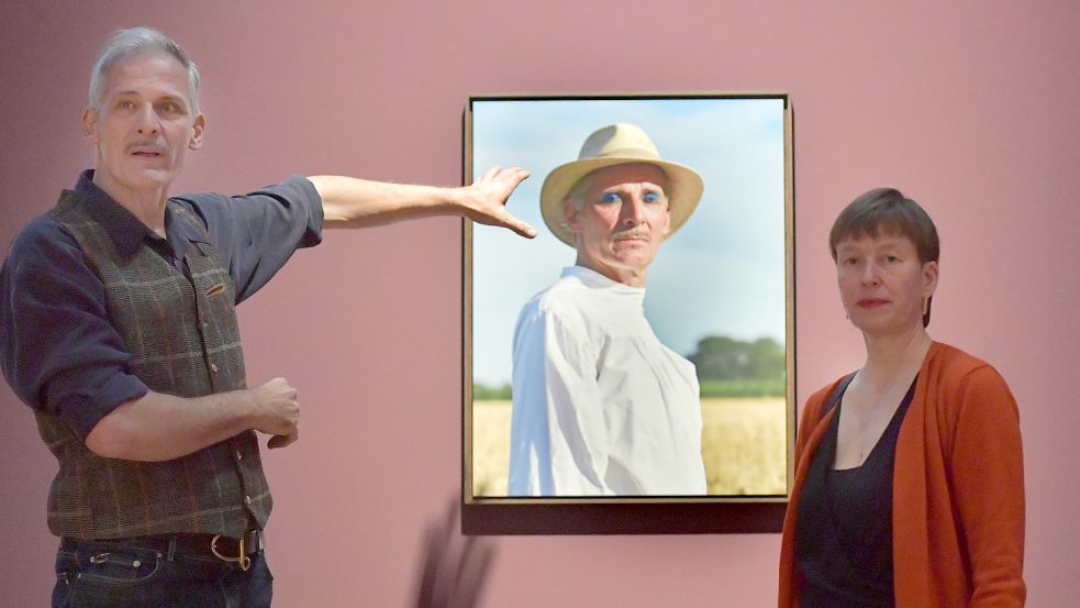 Das Künstlerpaar Lotte Lindner und Till Steinbrenner vor einem ihrer eigenen Werke, die in der neuen Ausstellung ebenfalls zu sehen sind. Beide haben sich kritisch mit Emil Noldes Nazi-Vergangenheit beschäftigt.