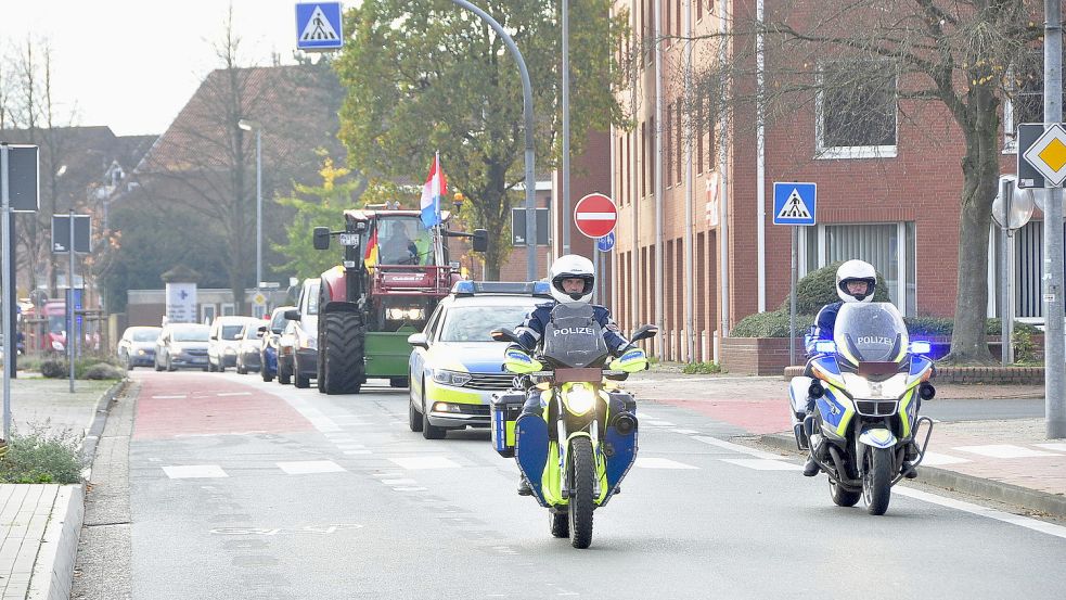 Rund 50 Fahrzeuge demonstrierten, sie wurden von der Polizei begleitet. Foto: Wolters