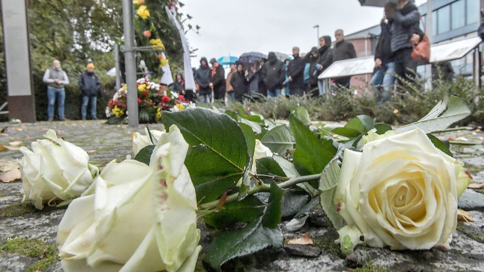 Mit weißen Rosen gedachten die Besucher den getöteten Jüdinnen und Juden. Foto: Ortgies