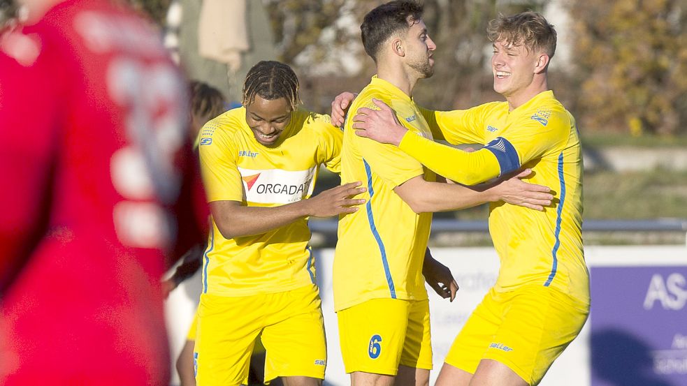 Nach dem 1:0 durch Adnan Zeneli (Mitte) freuen sich die Mitspieler Isaac Akinsete und Nick Kaßmann. Foto: Doden/Emden