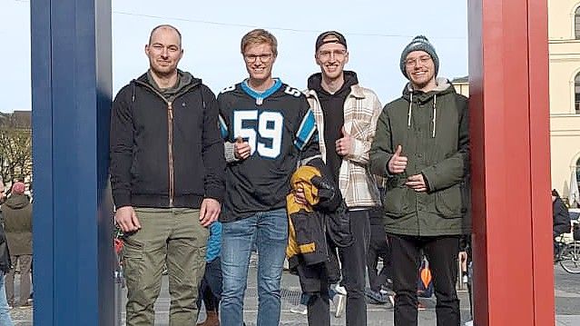 Norman Rudolph (von links), Janek Grafenburg, Tim Müller und Nils Imhof erlebten schon in der Stadt einiges. Fotos: Privat