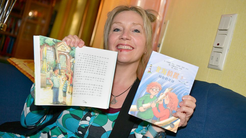 Hier ist Bettina Göschl mit Ausgaben für den chinesischen Markt zu sehen.