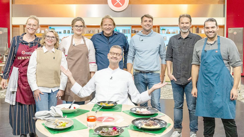 Dieses Bild zeigt die Teilnehmer der dieswöchigen Küchenschlacht: Juliane Schmitz (von links), Sonja van der Werff, Katharina Ley, Björn Freitag, Thomas Martin (Juror vom Montag), Marko Dietrich, Torsten Kluske, Michael Jandt. Foto: ZDF/Markus Hertrich