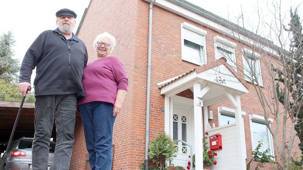 Herbert und Irmtraud Osenroth vor ihrem Reihenhaus in der Wittmunder Richthofenstraße. Foto: Oltmanns