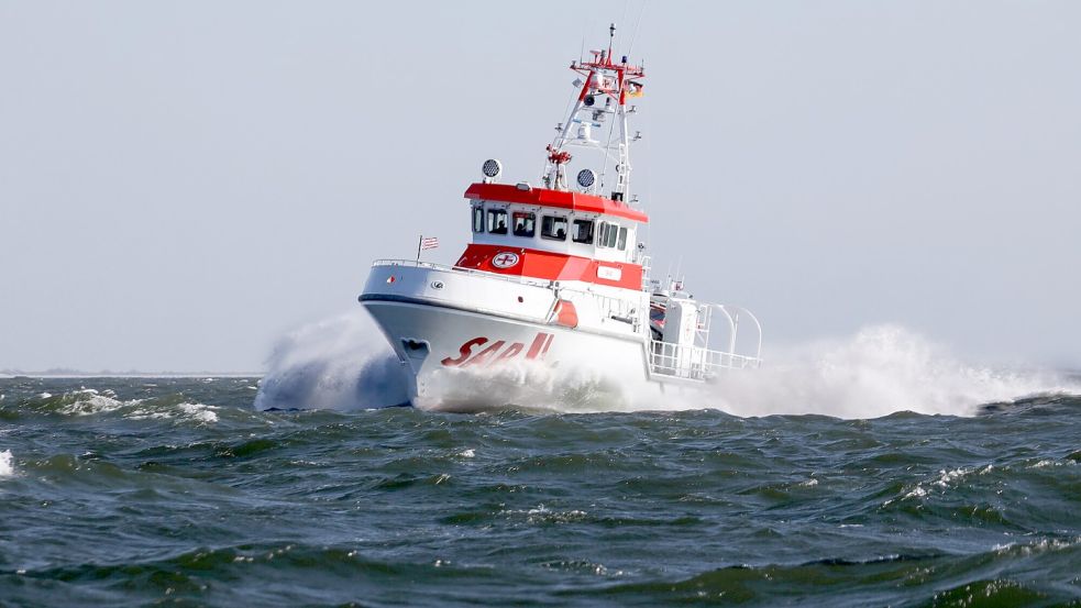 Die Besetzung auf der „Hamburg“ besteht normalerweise aus zwei Nautikern und zwei Maschinisten an Bord. So kann bei Bedarf auch das Tochterboot „St. Pauli“ passend besetzt werden. Insgesamt gehören neun Mitglieder zum Team. Foto: Zogel/DGZRS