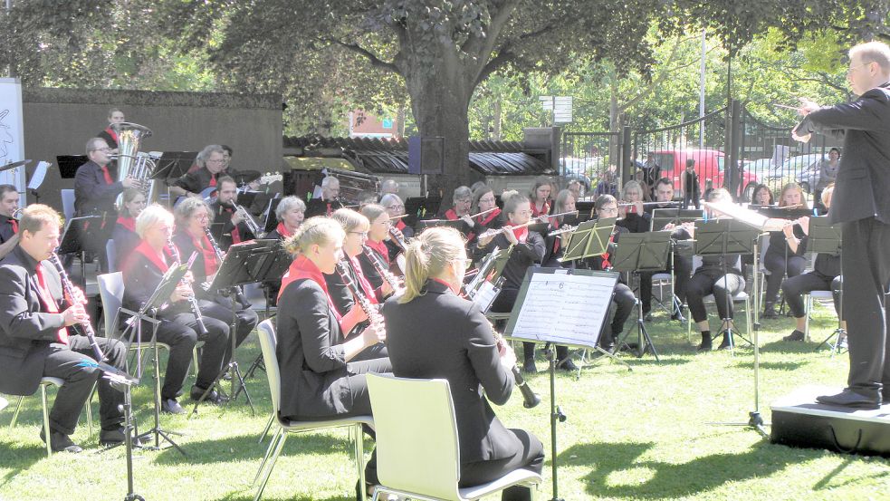Sven Neumall (rechts) dirigiert das Stadtorchester Norden, das hier im Garten der Kreisvolkshochschule auftritt. Foto: privat