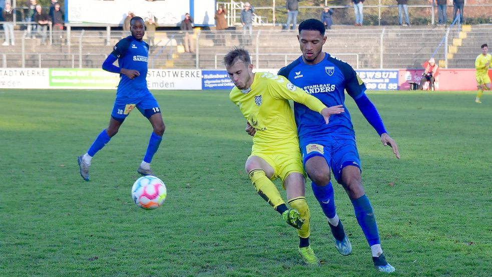 Alagie Jabbie (rechts) feierte gegen Teutonia Ottensen sein Comeback nach langer Verletzungspause. Jetzt möchte er wieder in den Rhythmus finden. Foto: Wagenaar