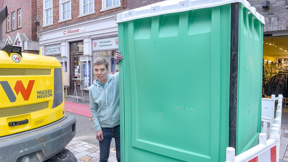 Eingekesselt von Baumaschinen und Materialien: Almuth Maaß fragt sich, wie der Kunde den Weg in ihre Drogerie finden soll. Foto: Ortgies