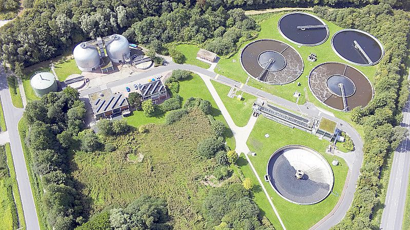 Der Blick von oben auf das Hauptklärwerk: Links oben sind die Faultürme zu sehen, die neu verkabelt werden müssen. Foto: BEE