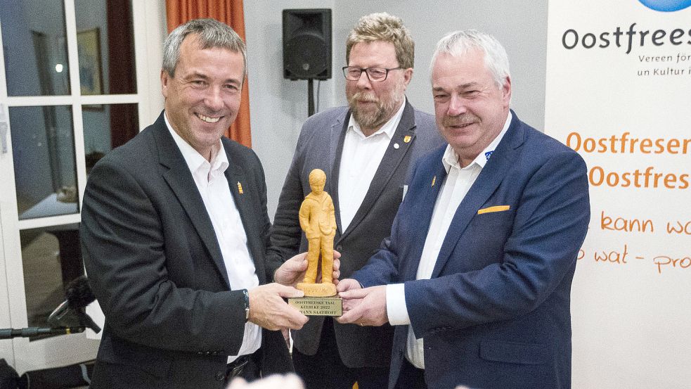 Bei der Preisverleihung: (von links) Keerlke-Preisträger Johann Saathoff, Hans Freese vom Verein Oostfreeske Taal und Laudator Frank Baumann. Foto: J. Doden