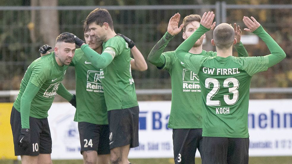 Groß war der Jubel bei GW Firrel: Die Torschützen Manuel Suda (ganz links) und Steef Borgman (Zweiter von links) feiern mit ihren Mannschaftskollegen. Fotos: Doden/Emden