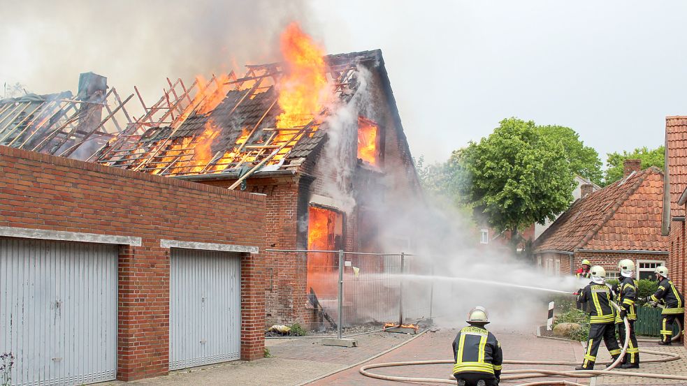 Bei Bränden können die Feuerwehrleute schnell mit giftigen Partikeln in Berührung kommen. Das Foto entstand in diesem Jahr bei einem Feuer in Grimersum. Archivfoto: Feuerwehr
