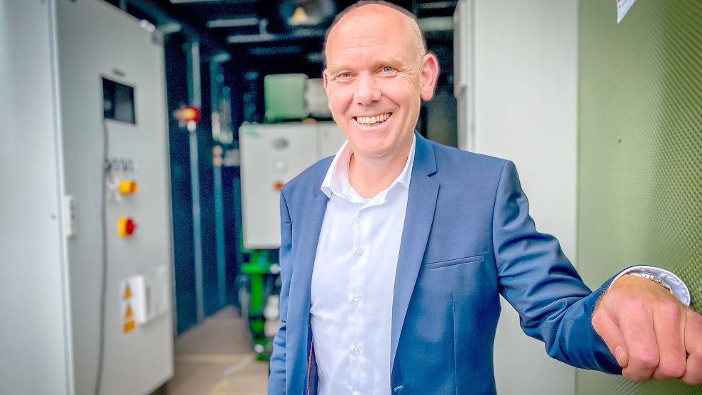 Thorben Kleinfeldt, Chef der Friedrich-Vorwerk-Gruppe, hatte vor einigen Wochen in Wiesmoor die Anlage vorgestellt, mit der bei Bohlen & Doyen Wasser aufgespalten werden soll, um daraus Wasserstoff zum Heizen zu gewinnen. Foto: Cordsen