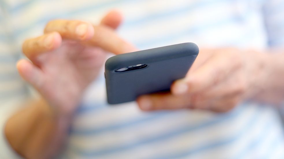 Per Handy sollen die Deutschen in Zukunft vor Katastrophen gewarnt werden - ganz ohne Internet oder App. Foto: dpa/Karl-Josef Hildenbrand