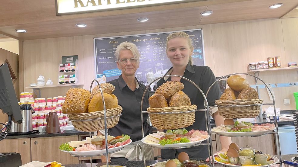 Sarah de Boer (rechts) und ihre Mutter Andrea Rector bewältigen die Arbeit in der Bäckerei gemeinsam. Foto: Boschbach