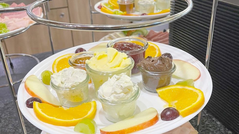Die Etagere für das Frühstück ist sehr appetitlich angerichtet. Foto: Boschbach