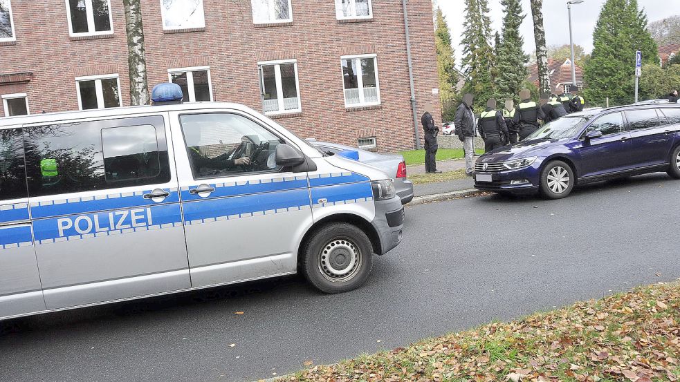 Zahlreiche Beamte waren am Dienstag zum Finanzamt in Leer ausgerückt. Foto: Wolters