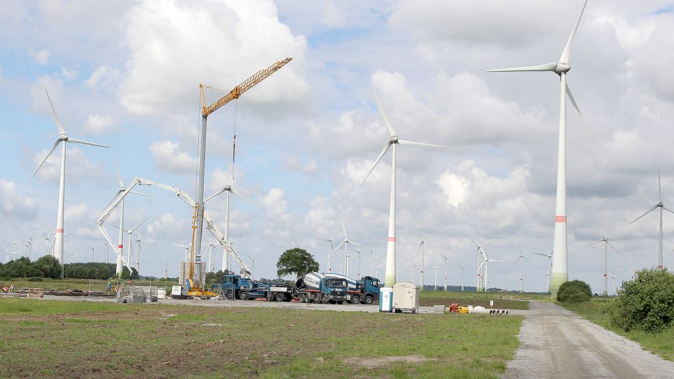 Windanlagenbau in Ostfriesland. Foto: Oltmanns/Archiv