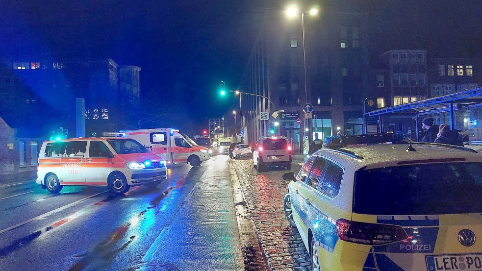 Polizei und Rettungsdienst waren mit mehreren Fahrzeugen zur Unfallstelle auf der Jungfernbrückstraße in der Emder Innenstadt ausgerückt. Foto: Hanssen