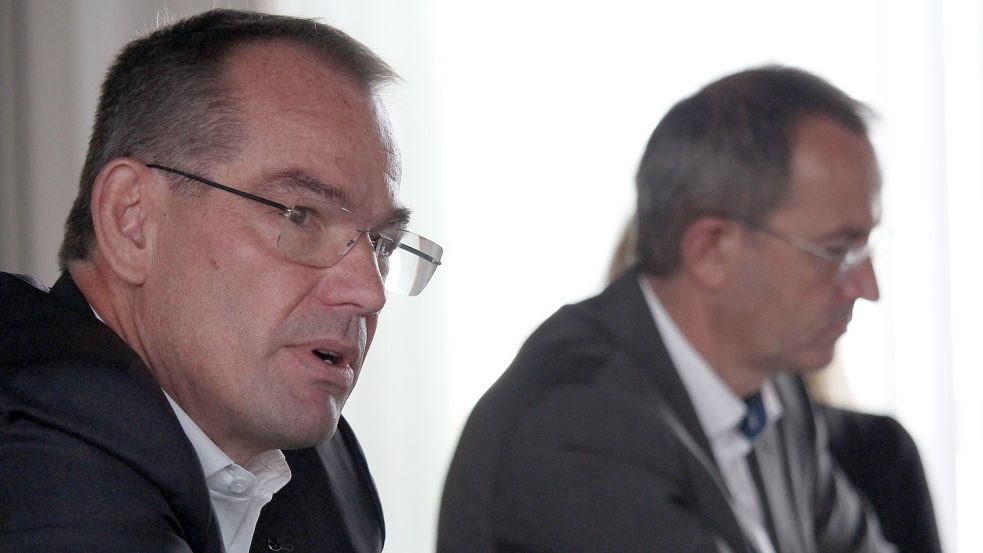 Äußern sich zum Stand der Transformation im Emder VW-Werk: Produktionsvorstand Christian Vollmer (links) und Werksleiter Uwe Schwartz.