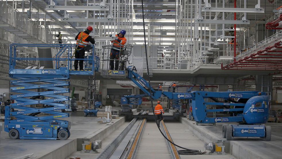 Hier soll ab Frühjahr 2022 der ID.4 gebaut werden: Die Bauarbeiten an den Montagelinien in der neuen Halle 20 auf dem Emder Werksgelände laufen.