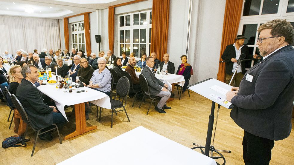 Der Vorsitzende von Oostfreeske Taal, Hans Freese, begrüßte im Hotel Novum in Hinte zahlreiche Gäste aus Politik, Verwaltung und Kultur. Foto: J. Doden
