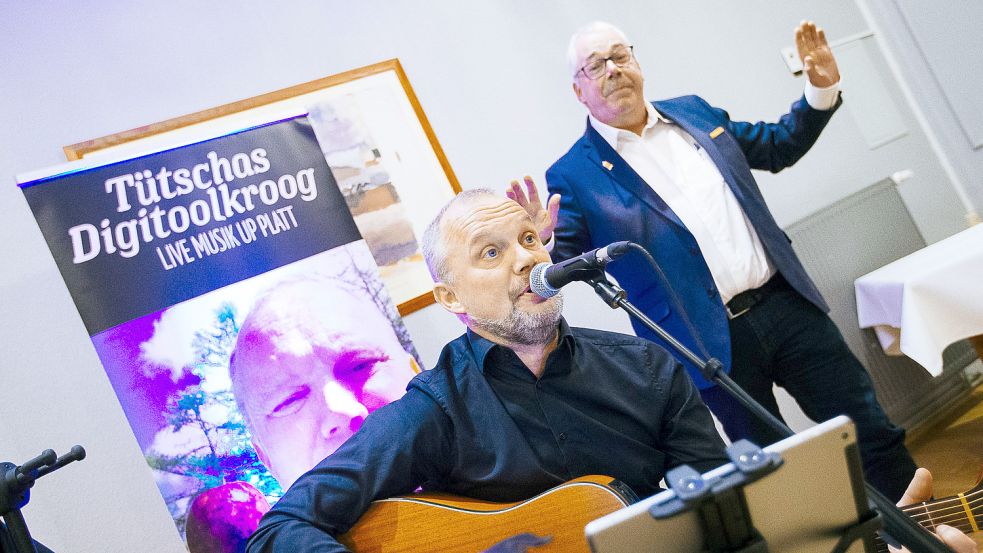 Sie sangen im Duett: der Emder Musiker Berthold Tuitjer und der Krummhörner Ex-Bürgermeister Frank Baumann präsentierten Lieder des ostfriesischen Sängerbarden Hannes Flesner. Foto: J. Doden