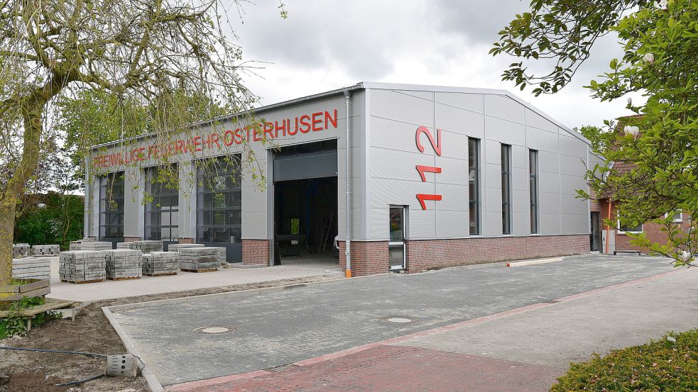 Der Stein des Anstoßes: die neue „ABC-Halle“, hier kurz vor der Fertigstellung, in Osterhusen. Am 1. Dezember geht es um die Rechtmäßigkeit des Baus vor dem Oberverwaltungsgericht in Lüneburg. Foto: Wagenaar/Archiv
