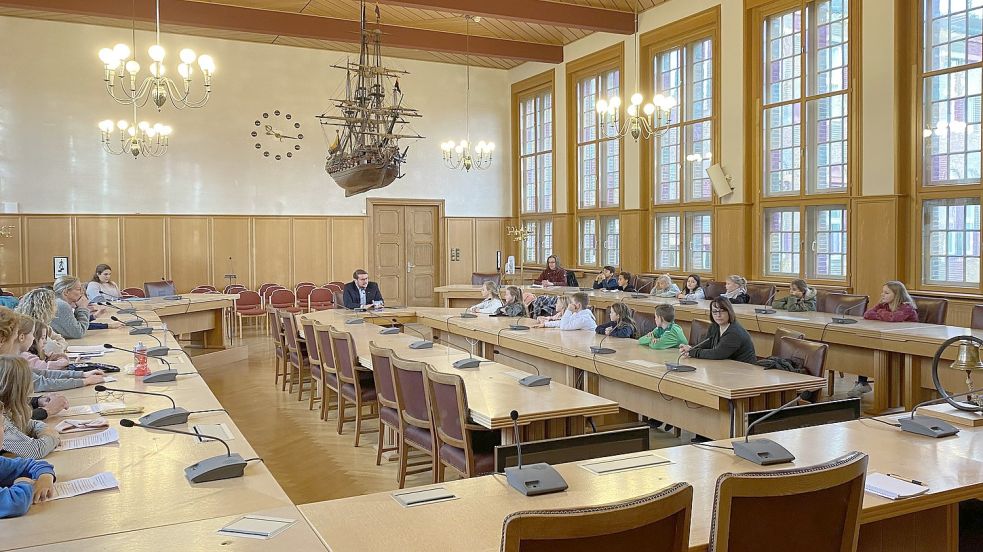 Etwas mehr als 20 Grundschulkinder konnten Oberbürgermeister Kruithoff am Freitagvormittag im Ratssaal Fragen stellen.