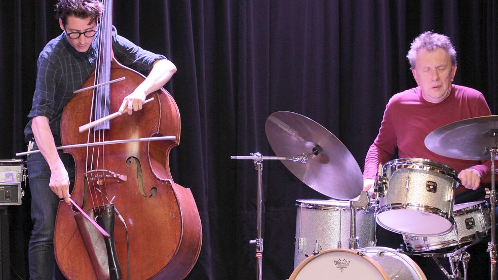 Zahlreiche Musiker – wie auf dem Bild der Schlagzeuger Willi Kellers (rechts) und Bassist Clayton Thomas – gastierten im Rahmen der Reihe „Jazz live im Speicher“ in Ostfriesland. Bild: Veranstalter