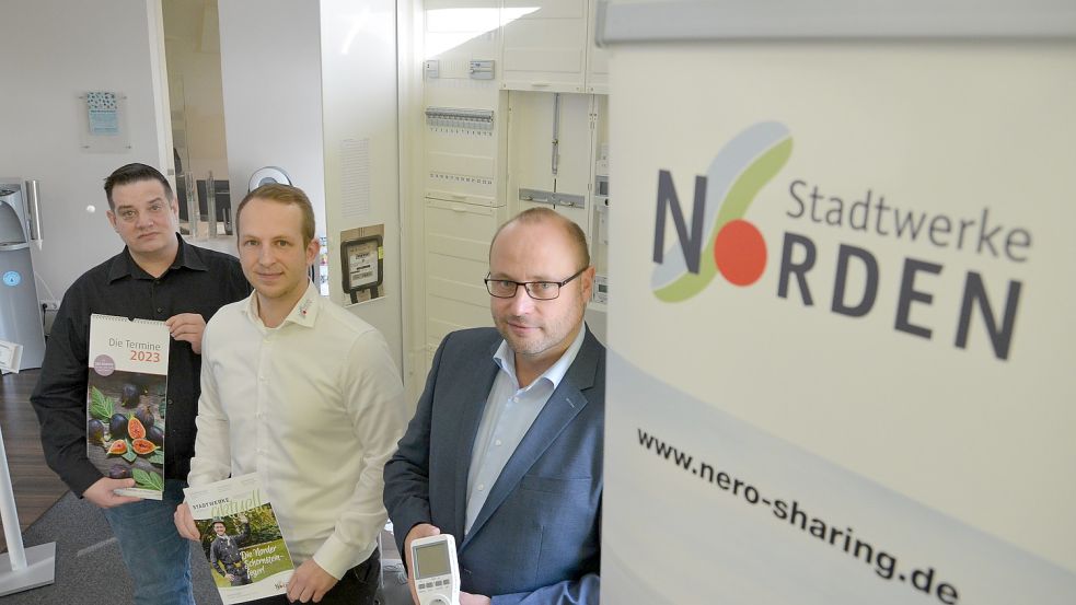 Die Stadtwerke Norden sind mit dem Verhalten ihrer Kunden zufrieden. Insgesamt betreibt das Unternehmen 11.000 bis 12.000 Stromzähler und 7.000 bis 8000 Gaszähler, hieß es jetzt bei einem Pressetermin mit Manuel Diekmann (von links), Hilko Jürgens und Thorsten Schlamann. Foto: Hillebrand