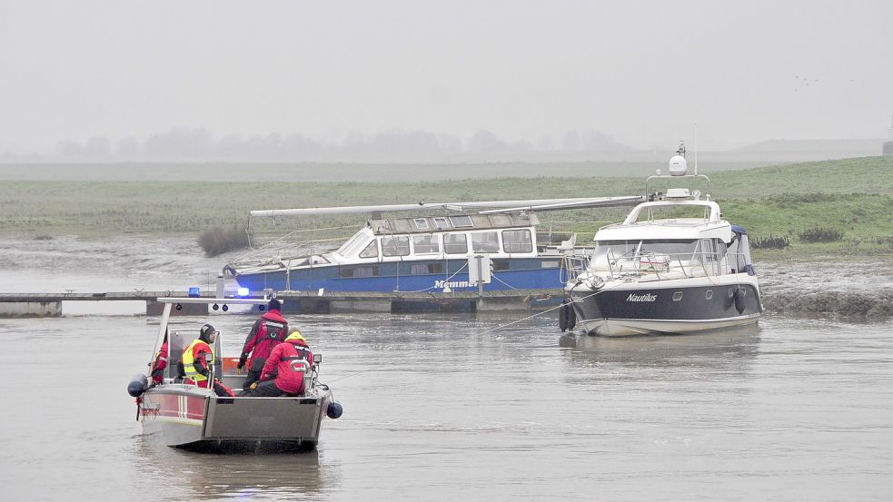 Den Einsatzkräften gelang es, die Boote vom Steg zu lösen und abzuschleppen. Foto: Wolters