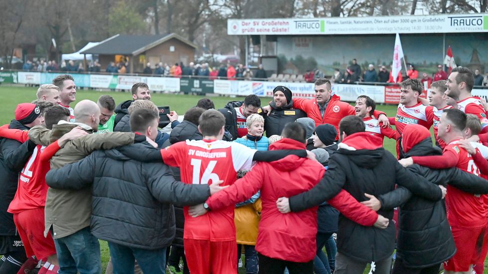 In den Fehntjer Jubelkreis nach dem Sieg durften auch einige Jugendspieler. Foto: Steenhoff