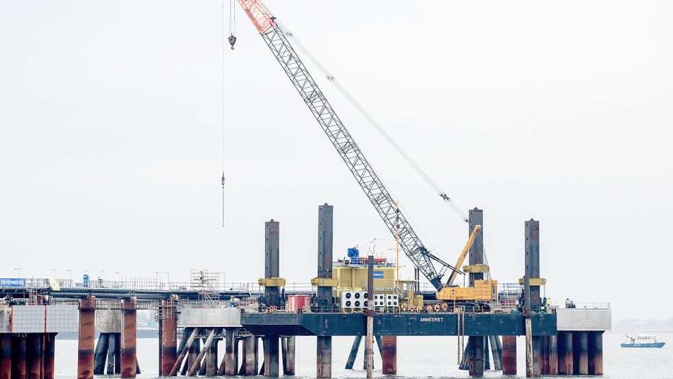 Ein Kran steht vor dem Anleger für das LNG-Terminal auf einer Plattform in der Nordsee vor Wilhelmshaven. Foto: Dittrich/dpa