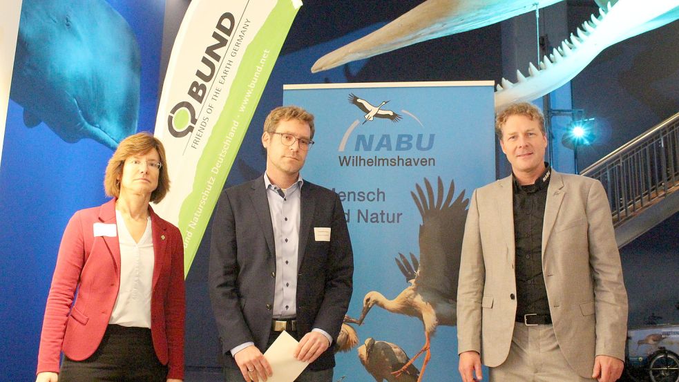 Susanne Gerstner, Landesvorsitzende BUND Niedersachsen, Constantin Zerger, Leiter Energie und Klimaschutz der Deutschen Umwelthilfe, und Holger Buschmann, Landesvorsitzender Nabu Niedersachsen (von links), sprachen in Wilhelmshaven über die LNG-Projekte. Foto: Oltmanns