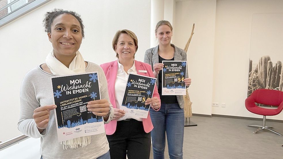 Julia Lüder (links) und Martje Merten (rechts) vom Stadtmarketing sowie Insa Bruns-Breninck (Mitte) von der Emder Sparkasse. Foto: Weiden