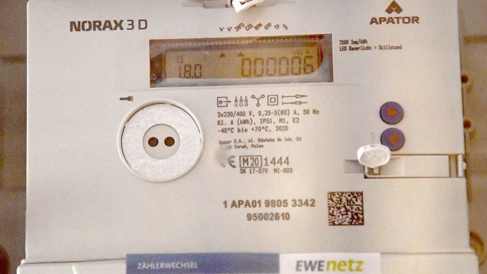 Kaum ein Stromverbrauch, aber relativ hohe Kosten beim Strom-Grundversorger EWE – damit haben Photovoltaik-Anlagen-Betreiber wie Johann Ehmen aus Ihlow zu kämpfen. Foto: Ellinger