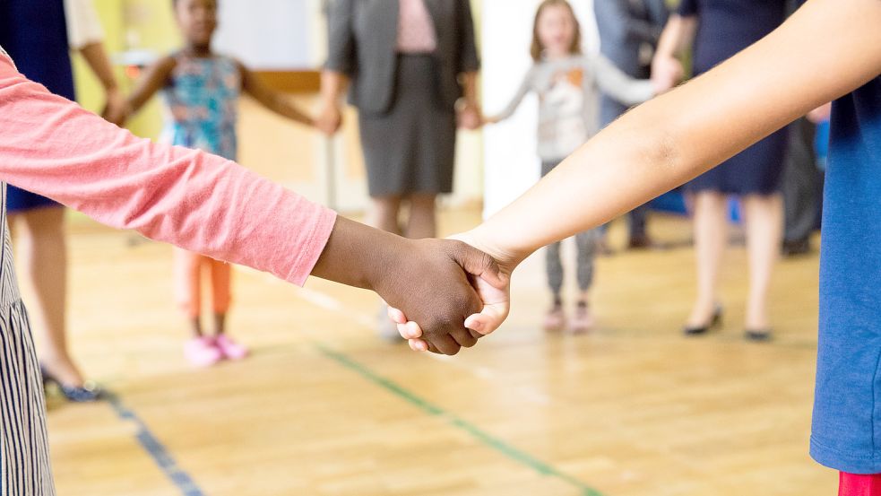 Erzieherinnen, die selber Migrantinnen sind, können eine Brücke zu den Familien von Flüchtlings-Kindern schlagen. Symbolfoto: Charisius/dpa