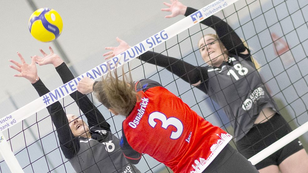 Gegen den Block der Emder Volleys – hier Carolin de Vries (links) und Engeline Hoffmann – gab es für Osnabrück kaum ein Durchkommen. Fotos: Doden/Emden