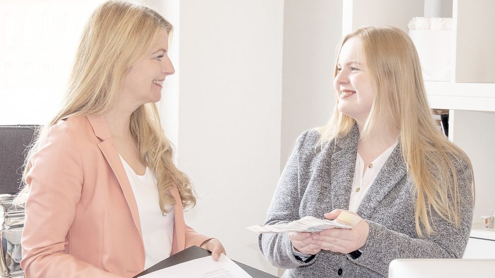 Mediengestalterin Marie Schmidt (rechts) und ihre Ausbilderin Katrin de Buhr, Geschäftsführerin der Werbeagentur Designstuuv in Aurich. Foto: IHK