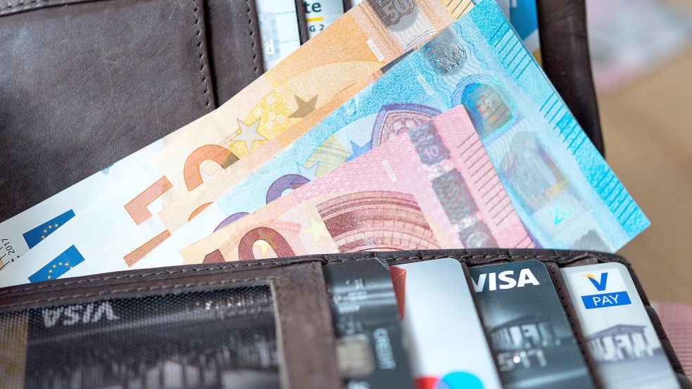 Das Geld im Portemonnaie ist immer weniger wert. Die Leistungsträger in Deutschland blicken so pessimistisch in die Zukunft wie lange nicht. Foto: Skolimowska/DPA