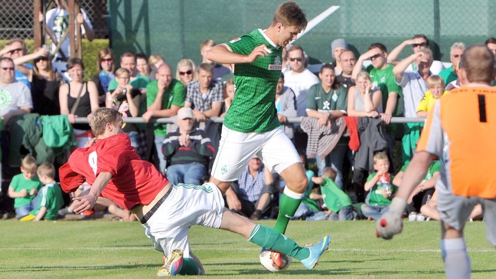 Dieses 2013 in Firrel aufgenommene Foto sah sich Niclas Füllkrug am Montag in Katar an. Der Nationalspieler wurde in dieser Szene vom damaligen Firrel-Verteidiger Marcel Saathoff abgegrätscht. Archivfoto: Ortgies