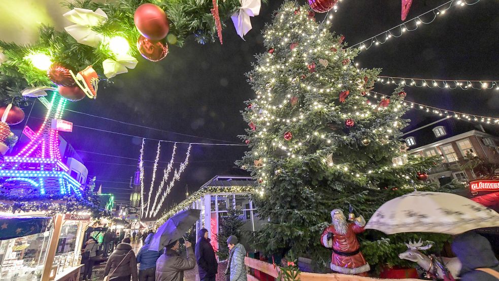 Bei Regenwetter wie auf dem Foto von Montag ist die Besucherzahl überschaubar, doch insgesamt sind die Organisatoren des Auricher Weihnachtszaubers bislang zufrieden. Foto: Ortgies